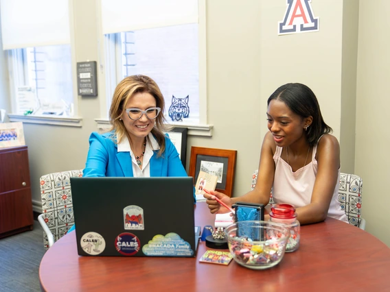 an adivsor meets with a student